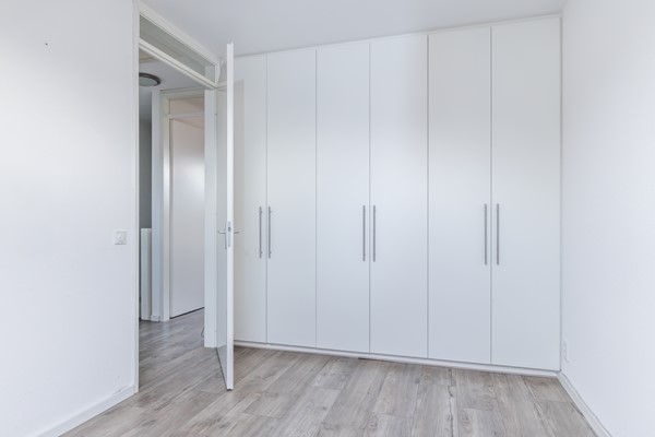 Foto - Te koop: Op goede en in geliefde woonwijk in Voerendaal gelegen halfvrijstaande bovenwoning (type B3 maisonnette), met o.a. dakterras, separate berging op de begane grond en eigen parkeerplaats. 